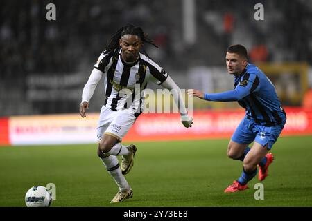Charleroi, Belgien. September 2024. Charlerois Jeremy Petris kämpft um den Ball während eines Fußballspiels zwischen Sporting Charleroi und Club Brugge KV am Freitag, den 27. September 2024 in Charleroi, am 9. Tag der Saison 2024-2025 der ersten Liga der „Jupiler Pro League“ der belgischen Meisterschaft. BELGA FOTO JOHN THYS Credit: Belga News Agency/Alamy Live News Stockfoto