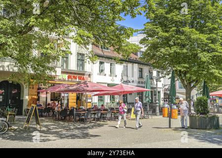 Straßenszene Alt-Tegel, Tegel, Reinickendorf, Berlin, Deutschland, Europa Stockfoto