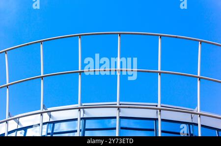 Metallstäbe gegen den blauen Himmel. Kopierbereich Stockfoto