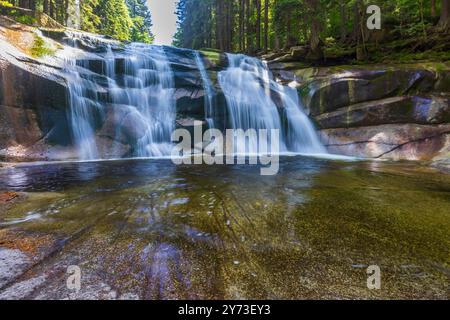 Wasserfall Mumlava bei Harachov, Riesengebirge (Krkonose), Ostböhmen, Tschechien Stockfoto