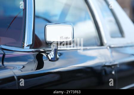 Cadilac DeVille 1976-Modelldetails des Cadilac-Namens auf dem Außenspiegel des Fahrers Stockfoto