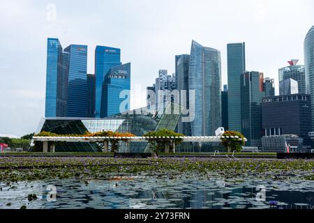 Singapur, 07.05.2024: Blick auf die Skyline von Singapur mit Marina Bay Sands und dem Finanzviertel. Stock Fotos Stockfoto