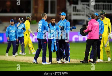 Der Engländer Adil Rashid (Mitte) feiert nach dem vierten One Day International Match auf dem Lord's Cricket Ground in London. Bilddatum: Freitag, 27. September 2024. Stockfoto