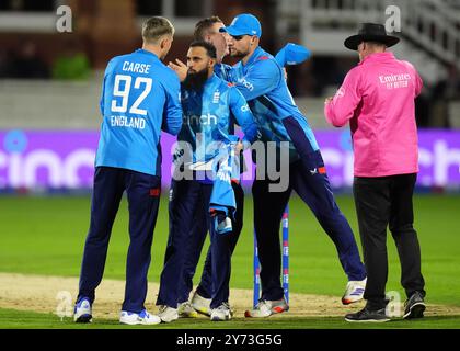 Der Engländer Adil Rashid (Mitte) feiert nach dem vierten One Day International Match auf dem Lord's Cricket Ground in London. Bilddatum: Freitag, 27. September 2024. Stockfoto