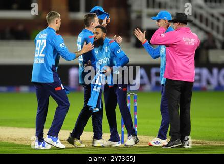 Der Engländer Adil Rashid (Mitte) feiert nach dem vierten One Day International Match auf dem Lord's Cricket Ground in London. Bilddatum: Freitag, 27. September 2024. Stockfoto