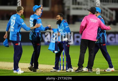 Der Engländer Adil Rashid (Mitte) feiert nach dem vierten One Day International Match auf dem Lord's Cricket Ground in London. Bilddatum: Freitag, 27. September 2024. Stockfoto