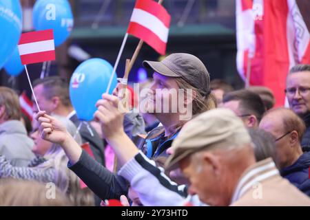 NationalratswahlOesterreich FPOE 27.09.2024, Oesterreich, Austria, Wien, Nationalratrswahlen hier FPOE Abschlussveranstaltung auf dem Stephansplatz mit Parteivorsitzenden Herbert Kickl, dem ehemaligen Assitenten von Jörg Haider, Fahnen, Musik, Balons, Wien Wien 2024 Stockfoto