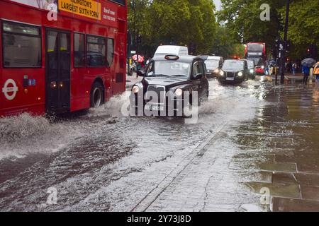 London, Großbritannien. September 2024. Ein Taxi plätschert durch eine wasserdichte Euston Road, während in England bei starkem Regen Hochwasserwarnungen ausgegeben werden. (Credit Image: © Vuk Valcic/SOPA Images via ZUMA Press Wire) NUR REDAKTIONELLE VERWENDUNG! Nicht für kommerzielle ZWECKE! Stockfoto