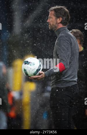 Charleroi, Belgien. September 2024. Charlerois Cheftrainer Rik de MIL wurde während eines Fußballspiels zwischen Sporting Charleroi und Club Brugge am Freitag, den 27. September 2024 in Charleroi, am 9. Tag der Saison 2024-2025 der ersten Liga der „Jupiler Pro League“ der belgischen Meisterschaft, dargestellt. BELGA PHOTO VIRGINIE LEFOUR Credit: Belga News Agency/Alamy Live News Stockfoto
