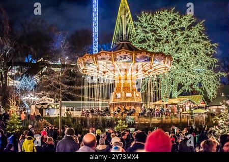 Göteborg, Schweden - 1. dezember 2018: SL?nggungan ist eine Drehschaukel im Liseberg Vergnügungspark. Stockfoto