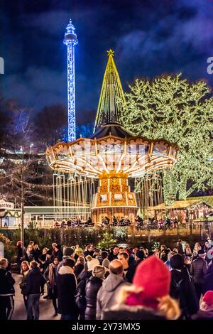 Göteborg, Schweden - 1. dezember 2018: SL?nggungan ist eine Drehschaukel im Liseberg Vergnügungspark. Stockfoto