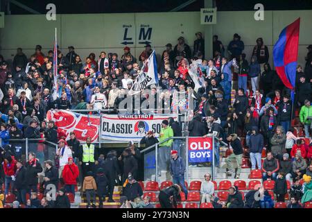 Unterhaching, Deutschland. September 2024. Fanblock SpVgg Unterhaching, SpVgg Unterhaching vs. SV Sandhausen, Fussball, 3. Liga, 8. Spieltag, Saison 24/25, 27.09.2024, DFL-VORSCHRIFTEN VERBIETEN DIE VERWENDUNG VON FOTOS ALS BILDSEQUENZEN, Foto: Eibner-Pressefoto/Jenni Maul Credit: dpa/Alamy Live News Stockfoto