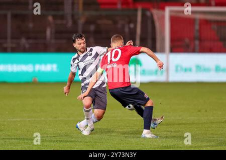 Unterhaching, Deutschland. September 2024. ZWEIKAMPF Sebastian Maier (SpVgg Unterhaching, 10) mit Spieler SV Sandhausen, SpVgg Unterhaching vs. SV Sandhausen, Fussball, 3. Liga, 8. Spieltag, Saison 24/25, 27.09.2024, DFL-VORSCHRIFTEN VERBIETEN DIE VERWENDUNG VON FOTOS ALS BILDSEQUENZEN, Foto: Eibner-Pressefoto/Jenni Maul Credit: dpa/Alamy Live News Stockfoto