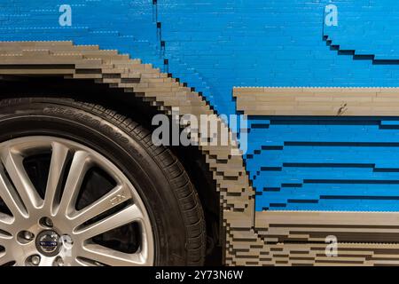 Göteborg, Schweden - 10. April 2022: Detail eines Volvo-Wagens aus Lego. Stockfoto