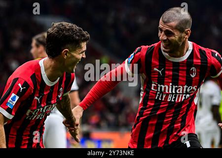 Christian Pulisic feiert, nachdem er sein drittes Tor beim italienischen Fußballspiel der Serie A zwischen dem AC Milan und Lecce im San Siro Stadium in Mailand am 27. September 2024 erzielt hat. Credit: Piero Cruciatti/Alamy Live News Stockfoto