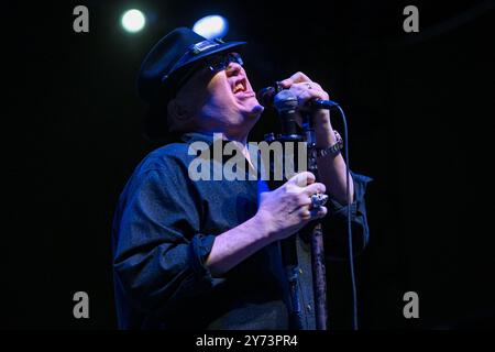 John Popper tritt mit Blues Traveler am 26. September 2024 auf dem Dach des Pier 17 in New York City auf. Stockfoto