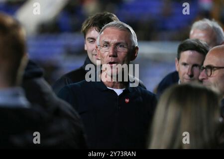 Birkenhead, Großbritannien. September 2024. Nigel Adkins, der Tranmere Rovers Manager sieht zu. EFL Skybet Football League Two Match, Tranmere Rovers gegen Salford City, Prenton Park, Birkenhead, Wirral am Freitag, den 27. September 2024. Dieses Bild darf nur für redaktionelle Zwecke verwendet werden. Nur redaktionelle Verwendung, .PIC von Chris Stading/ Credit: Andrew Orchard Sportfotografie/Alamy Live News Stockfoto