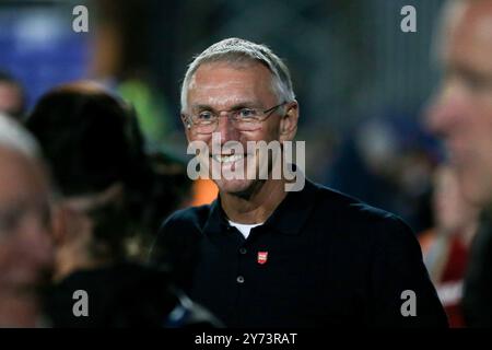 Birkenhead, Großbritannien. September 2024. Nigel Adkins, der Tranmere Rovers Manager sieht zu. EFL Skybet Football League Two Match, Tranmere Rovers gegen Salford City, Prenton Park, Birkenhead, Wirral am Freitag, den 27. September 2024. Dieses Bild darf nur für redaktionelle Zwecke verwendet werden. Nur redaktionelle Verwendung, .PIC von Chris Stading/ Credit: Andrew Orchard Sportfotografie/Alamy Live News Stockfoto