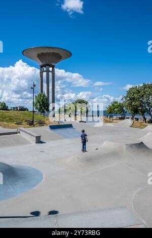 Landskrona, Schweden - 10. Juli 2022: Skatepark in der Nähe des Wasserturms in Landskrona. Stockfoto