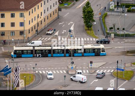 Göteborg, Schweden - 14. Juli 2022: Straßenbahnüberquerung in M?lndal. Stockfoto