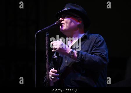 John Popper tritt mit Blues Traveler am 26. September 2024 auf dem Dach des Pier 17 in New York City auf. Stockfoto