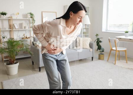 Junge Frau mit starken Bauchschmerzen zu Hause Stockfoto
