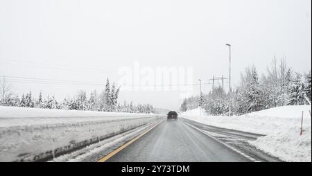 Gjerstad, Norwegen - 07. Januar 2023: Autofahren auf einer Autobahn nach starkem Schneefall Stockfoto