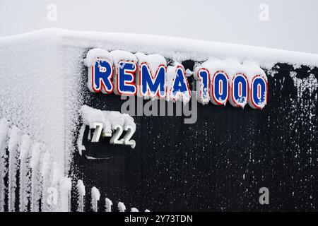 Gjerstad, Norwegen - 07. Januar 2023: Schild Rema 1000 an der Fassade eines Ladens Stockfoto