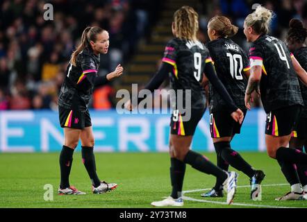 Chelsea's Guro Reiten (links) feiert mit seinen Teamkollegen, nachdem sie während des Spiels der Barclays Women's Super League im Londoner Selhurst Park das vierte Tor des Spiels erzielt haben. Bilddatum: Freitag, 27. September 2024. Stockfoto