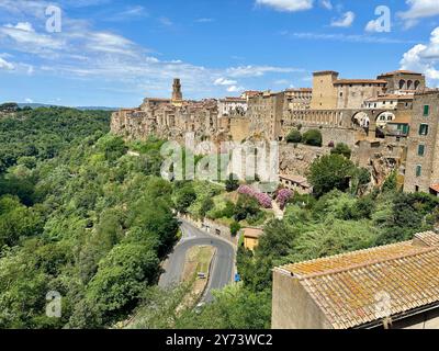 Das Foto zeigt eine mittelalterliche Steinstadt-Landschaft und zeigt architektonische Details im Sommer. Stockfoto