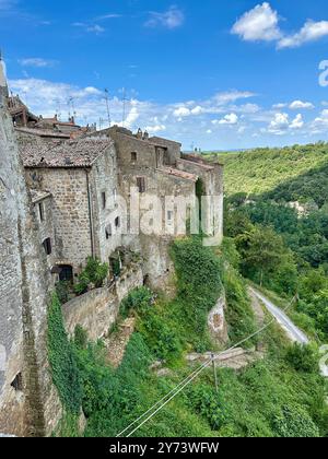 Das Foto zeigt eine mittelalterliche Steinstadt-Landschaft und zeigt architektonische Details im Sommer. Stockfoto