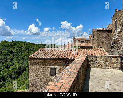 Das Foto zeigt eine mittelalterliche Steinstadt-Landschaft und zeigt architektonische Details im Sommer. Stockfoto