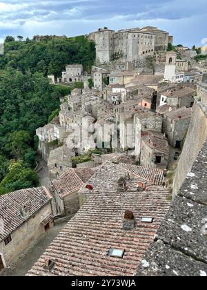 Das Foto zeigt eine mittelalterliche Steinstadt-Landschaft und zeigt architektonische Details im Sommer. Stockfoto