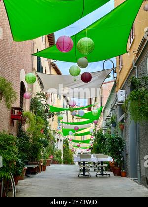 Das Foto zeigt eine mittelalterliche Steinstadt-Landschaft und zeigt architektonische Details im Sommer. Stockfoto