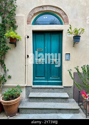 Das Foto zeigt eine mittelalterliche Steinstadt-Landschaft und zeigt architektonische Details im Sommer. Stockfoto