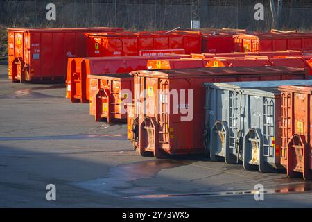 Göteborg, Schweden - 12. Februar 2023: Reihe von irange und grauen Müllcontainern auf einem Hinterland Stockfoto