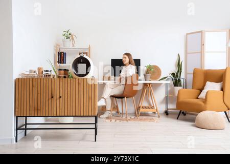 Kaffeemaschine mit Tassen im Büro Stockfoto