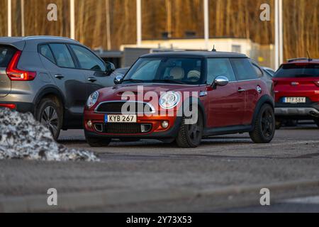 Göteborg, Schweden - 12. Februar 2023: Red 2011 Mini Cooper auf einem Parkplatz Stockfoto