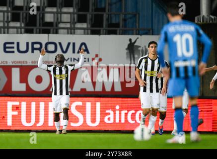 Charleroi, Belgien. September 2024. Charlerois Parfait Guiagon feiert nach einem Torschuss während eines Fußballspiels zwischen Sporting Charleroi und Club Brugge KV am Freitag, den 27. September 2024 in Charleroi, am 9. Tag der Saison 2024-2025 der ersten Liga der „Jupiler Pro League“ der belgischen Meisterschaft. BELGA FOTO JOHN THYS Credit: Belga News Agency/Alamy Live News Stockfoto