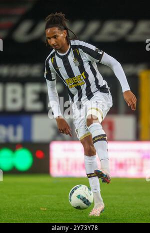 Charleroi, Belgien. September 2024. Charlerois Etienne Camara wurde während eines Fußballspiels zwischen Sporting Charleroi und Club Brugge am Freitag, den 27. September 2024 in Charleroi, am 9. Tag der Saison 2024-2025 der ersten Liga der „Jupiler Pro League“ der belgischen Meisterschaft, in Aktion dargestellt. BELGA PHOTO VIRGINIE LEFOUR Credit: Belga News Agency/Alamy Live News Stockfoto