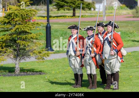 Saint John, NB, Kanada - 18. Mai 2024: Delancey's Brigade repräsentiert die Parade zum Loyalist Day. Sie stehen mit ihren Musketen auf den Schultern. Stockfoto