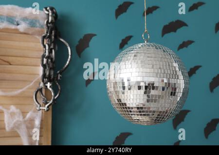 Discokugel im Wohnzimmer dekoriert für Halloween Party, Nahaufnahme Stockfoto