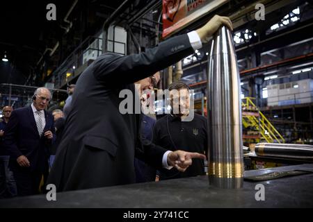 Der ukrainische Präsident Wolodymyr Zelenskyj begann seinen Besuch in den Vereinigten Staaten mit einem Besuch der Munitionsanlage der Armee Scranton, wo Komponenten für Artillerie und Mörsergranaten hergestellt werden. Die Kapazität des Werks ist vollständig auf die Deckung des Bedarfs der Ukraine ausgerichtet, insbesondere für die Produktion von 155-mm-Schalen, die im vergangenen Jahr erheblich zugenommen hat. Der Staatschef prüfte den Produktionsprozess und sprach mit der Geschäftsleitung und den Mitarbeitern des Werks. Während des Treffens erläuterte der Präsident die Lage auf dem Schlachtfeld und betonte die Notwendigkeit einer ununterbrochenen und rechtzeitigen Durchführung der Ukraine Stockfoto