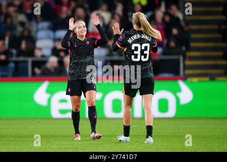 Chelsea's Guro Reiten (links) feiert den sechsten Treffer ihrer Mannschaft mit Aggie Beever-Jones während des Spiels der Barclays Women's Super League im Londoner Selhurst Park. Bilddatum: Freitag, 27. September 2024. Stockfoto