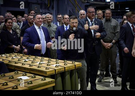 Der ukrainische Präsident Wolodymyr Zelenskyj begann seinen Besuch in den Vereinigten Staaten mit einem Besuch der Munitionsanlage der Armee Scranton, wo Komponenten für Artillerie und Mörsergranaten hergestellt werden. Die Kapazität des Werks ist vollständig auf die Deckung des Bedarfs der Ukraine ausgerichtet, insbesondere für die Produktion von 155-mm-Schalen, die im vergangenen Jahr erheblich zugenommen hat. Der Staatschef prüfte den Produktionsprozess und sprach mit der Geschäftsleitung und den Mitarbeitern des Werks. Während des Treffens erläuterte der Präsident die Lage auf dem Schlachtfeld und betonte die Notwendigkeit einer ununterbrochenen und rechtzeitigen Durchführung der Ukraine Stockfoto