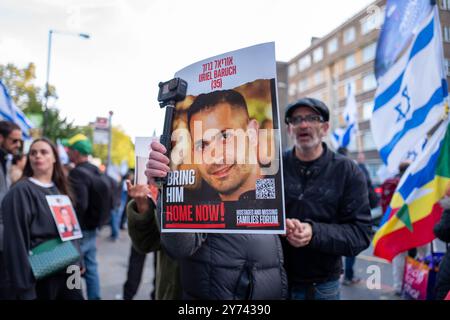 London, Großbritannien. September 2024. Pro-israelische Aktivisten werden während einer wöchentlichen Palästina-Israel-Demonstration im Swiss Cottage von der Polizei verhaftet. Die wöchentlichen Proteste finden derzeit seit mehr als einem Jahr statt, in der Regel mit starker Polizeipräsenz. Quelle: Velar Grant/Alamy Live News Stockfoto