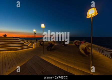 Blaue Stunde auf dem modernen Koserow Pier auf der Insel Usedom. Seebrücke Koserow, Mecklenburg-Vorpommern, Mecklenburg-Vorpommern, Deutschland Stockfoto