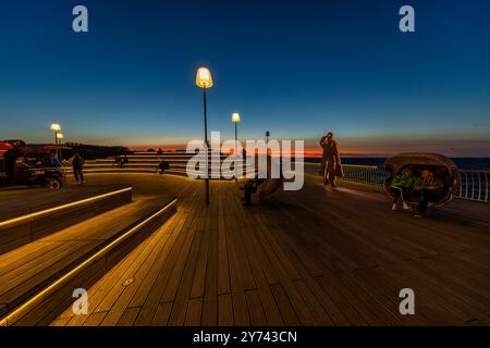 Blaue Stunde auf dem modernen Koserow Pier auf der Insel Usedom. Seebrücke Koserow, Mecklenburg-Vorpommern, Mecklenburg-Vorpommern, Deutschland Stockfoto