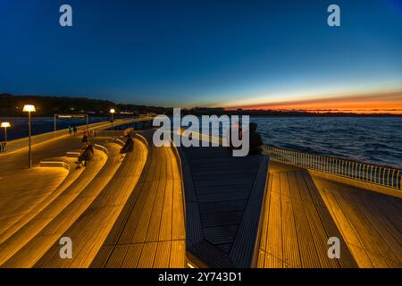 Blaue Stunde auf dem modernen Koserow Pier auf der Insel Usedom. Seebrücke Koserow, Mecklenburg-Vorpommern, Mecklenburg-Vorpommern, Deutschland Stockfoto