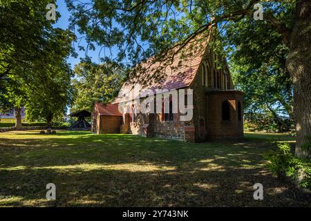 Die Marienkirche in Netzelkow ist ein Kirchengebäude in der Gemeinde Lütow auf der Halbinsel Gnitz auf der Insel Usedom. Kirchstraße, Am Peenestrom, Mecklenburg-Vorpommern, Deutschland Stockfoto